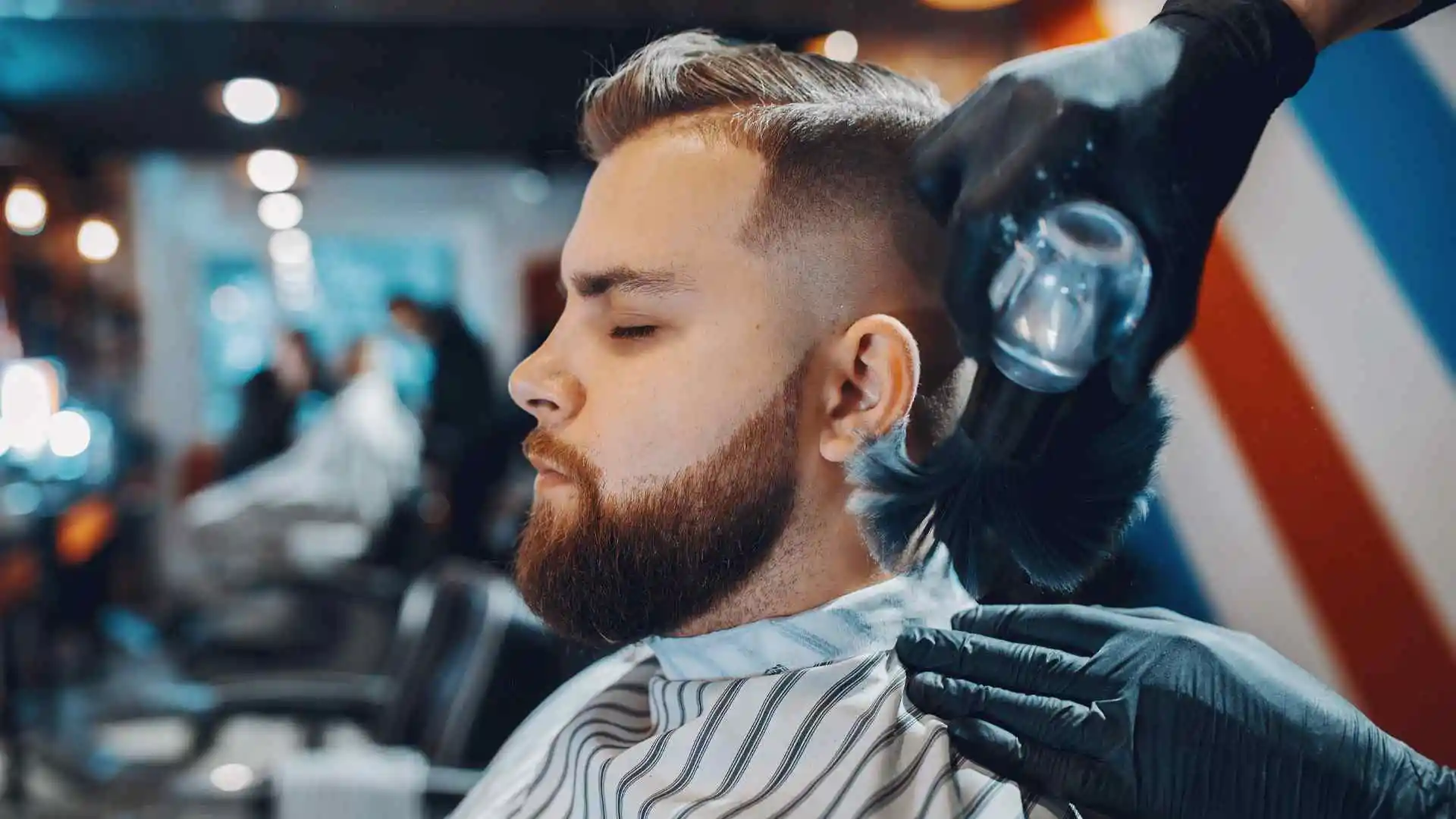 ביקור במספרה באמריקה